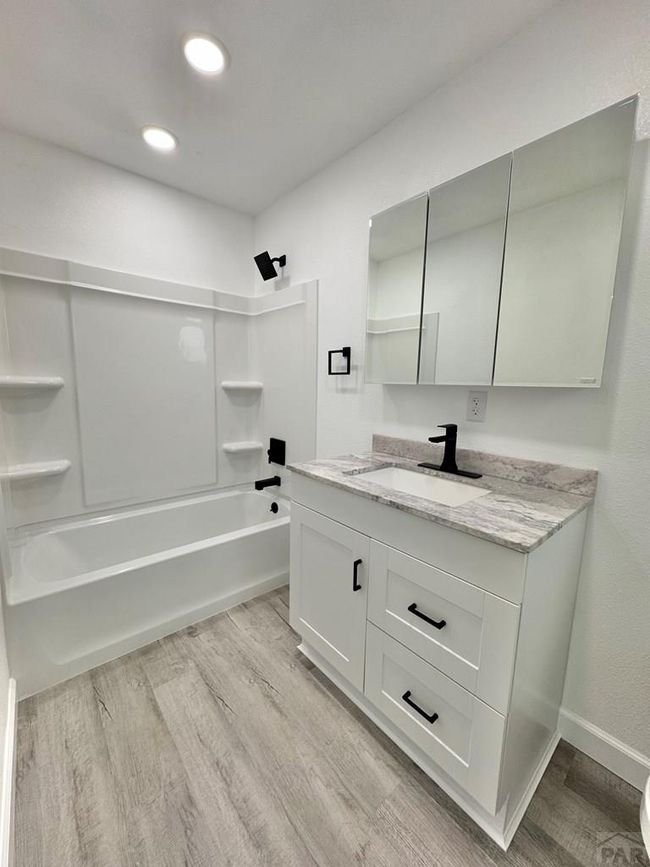 Main Level Master Bathroom | Image 24