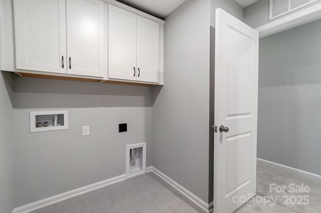 LAUNDRY ROOM WITH CABINETS, SINK, AND QUARTZ COUNTERTOPS | Image 46