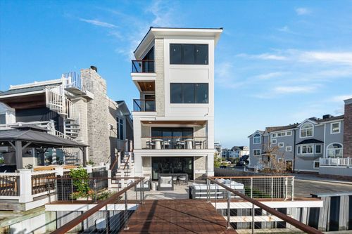 233 W 17th St, Ocean City, NJ, 08226-2927 | Card Image