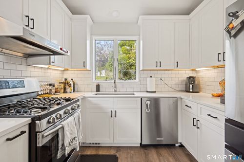 39 Brightwood Ln, West Hartford, CT, 06110-1605 | Card Image