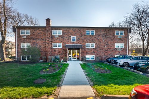2c-5740 East Ave, Countryside, IL, 60525-7232 | Card Image