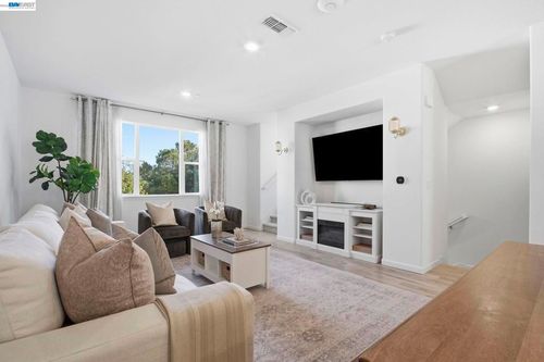 29741 Hansen, Hayward, CA, 94544-6724 | Card Image