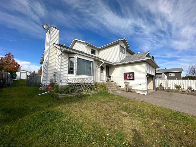 10010 85 Street, Home with 3 bedrooms, 3 bathrooms and 4 parking in Peace River AB | Image 2