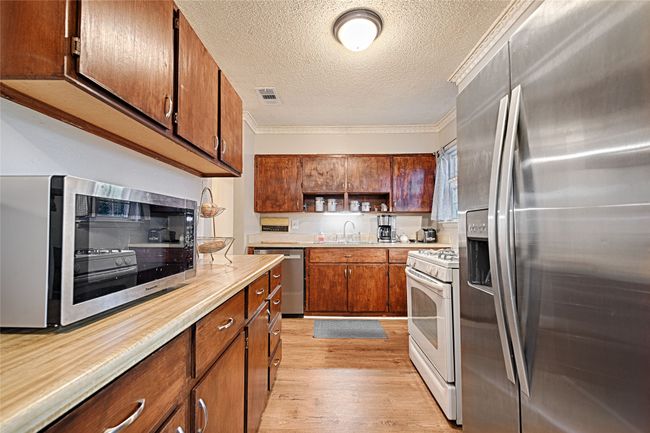 Open shelves and plentiful cabinet space. | Image 11