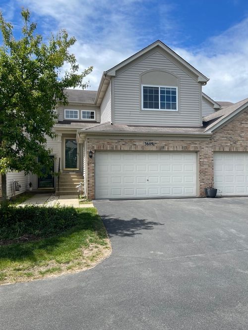 3609 Roanoke Ave, Carpentersville, IL, 60110-3611 | Card Image