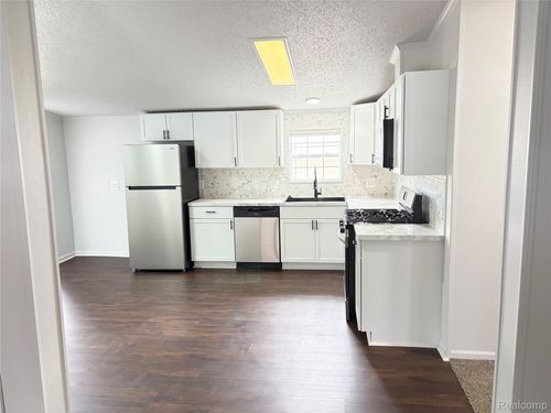 11312 N Lake Dr, FENTON, MI, 48430-8813 | Card Image