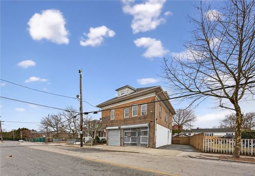 556 Admiral St, Providence, RI, 02908-1549 | Card Image