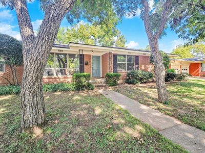 Beautifully updated mid century home in the heart of Arlington. | Image 1