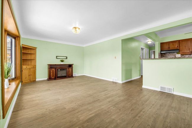 Spacious living room w overhead lighting | Image 4