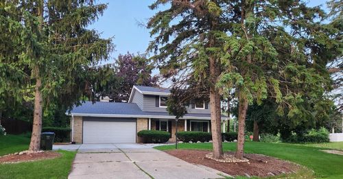 3330 S Hickory Road, New Berlin, WI, 53151 | Card Image