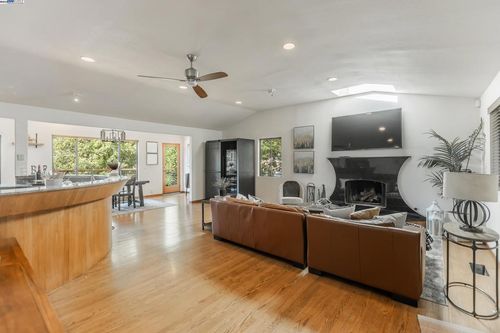 373 Taurus Ave, Oakland, CA, 94611-1930 | Card Image