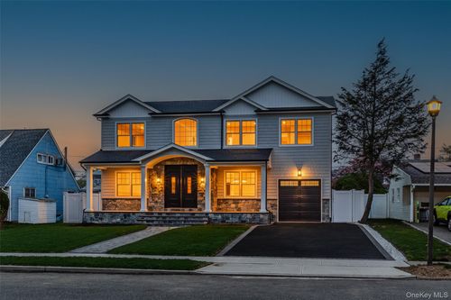 12 Patience Ln, Westbury, NY, 11590-6215 | Card Image