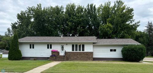 915 Railway St, Enderlin, ND, 58027-1436 | Card Image