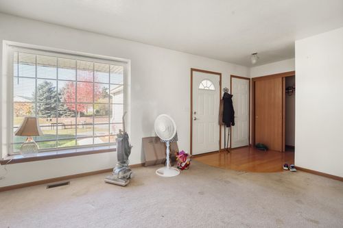 55 E Sedgemeadow St, Elkhorn, WI, 53121-4233 | Card Image