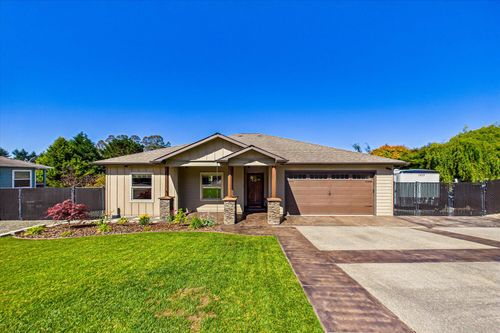 4224 Traci Way, Fortuna, CA, 95540-8552 | Card Image
