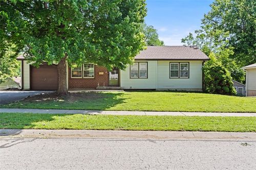 5521 Barton Ln, Shawnee, KS, 66203-2245 | Card Image