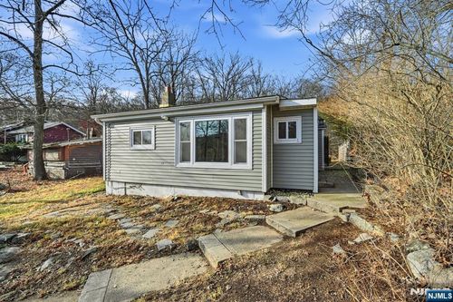 33 Setting Sun Trl, West Milford, NJ, 07480-4133 | Card Image