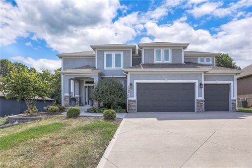 1305 Ne Goshen Dr, Lee's Summit, MO, 64064-2106 | Card Image