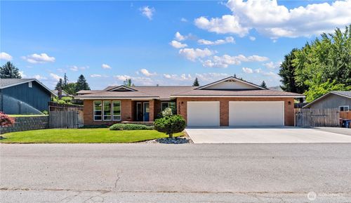 1220 2nd St Se, East Wenatchee, WA, 98802-5526 | Card Image