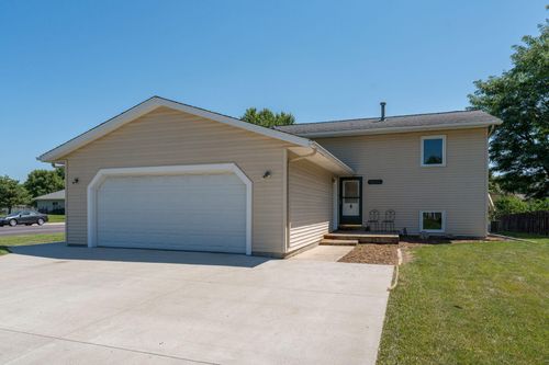 1655 Valley View Dr, North Mankato, MN, 56003-1542 | Card Image