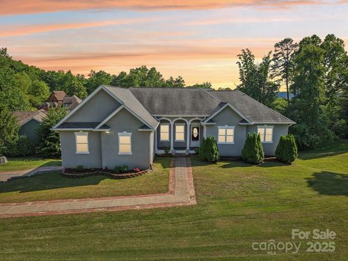 150 Baton Ln, Hendersonville, NC, 28792-7214 | Card Image