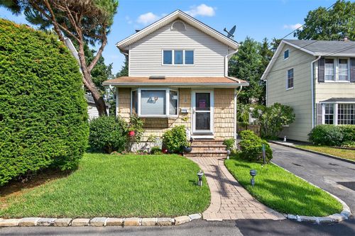 9 Smull Pl, Port Washington, NY, 11050-2212 | Card Image
