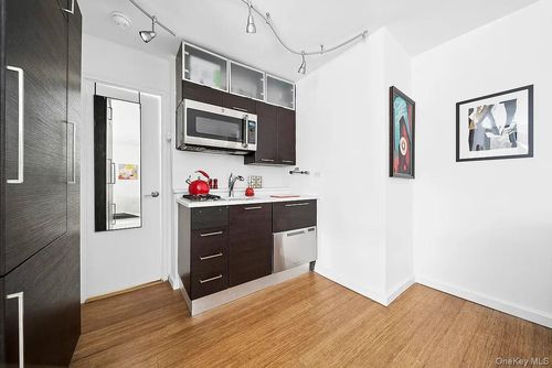 apt-5f-233 E 69th St, New York, NY, 10021-5447 | Card Image
