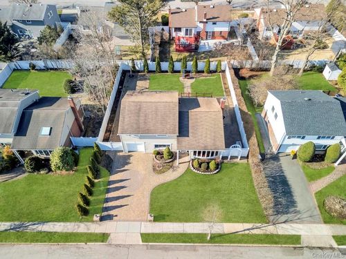 16 Phipps Ln, Plainview, NY, 11803-1926 | Card Image