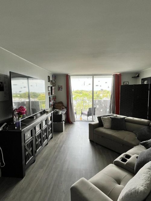 5-e-500 Executive Center Drive, West Palm Beach, FL, 33401 | Card Image