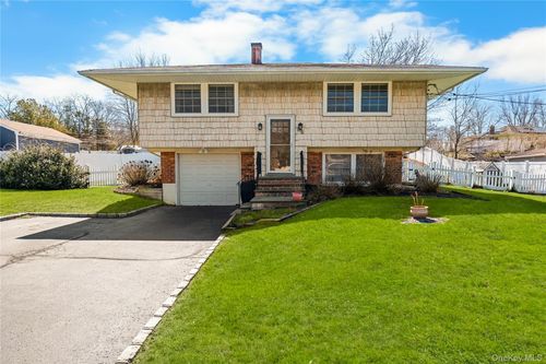 18 Lynx Ln, East Setauket, NY, 11733-3621 | Card Image