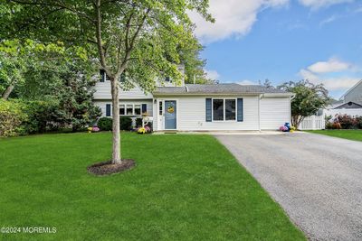 CLASSIC COLONIAL WITH MOTHER-DAUGHTER/EXTENDED FAMILY POSSIBILITIES. (ENHANCED FRONT LAWN) | Image 1