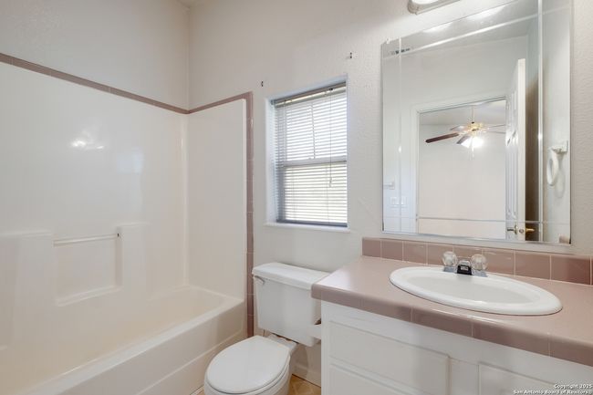 1075 Quail Run, House other with 3 bedrooms, 4 bathrooms and null parking in Lytle TX | Image 22