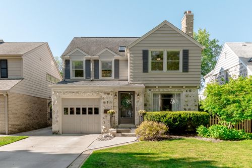 315 E Carlisle Ave, Whitefish Bay, WI, 53217-4827 | Card Image
