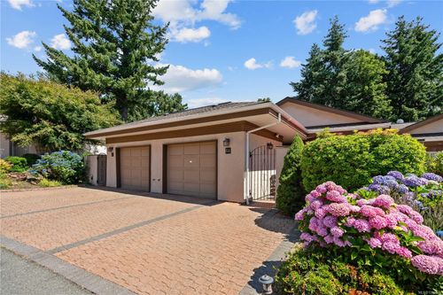 64-901 Kentwood Lane, Saanich, BC, V8Y2Y6 | Card Image