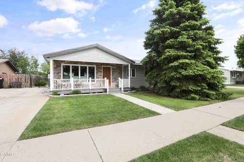 2216 8th Ave E, Williston, ND, 58801-6226 | Card Image