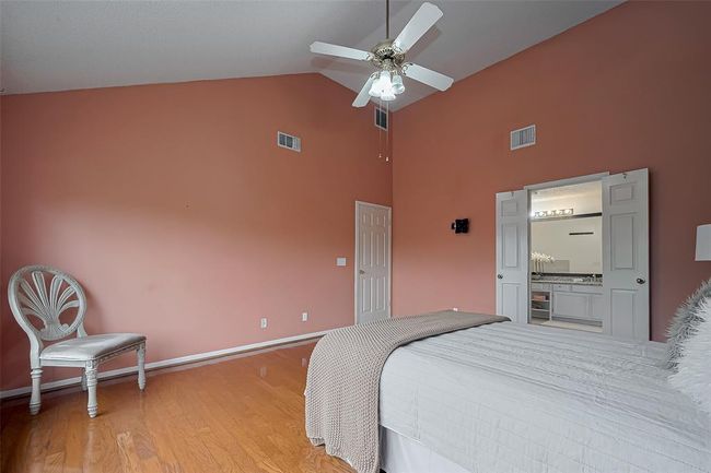 The primary bedroom boasts an ensuite bath | Image 17