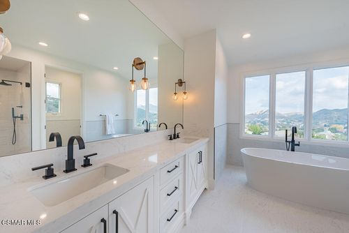 2390 Crombie Ct, Thousand Oaks, CA, 91361-5322 | Card Image