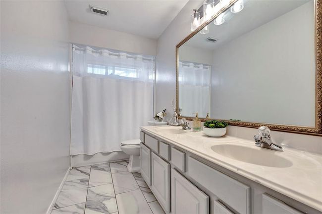 Upstairs bathroom | Image 26