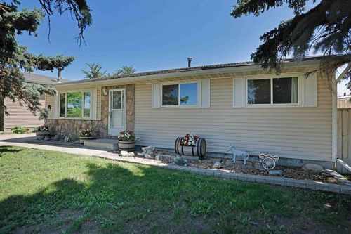40 12 St W, Brooks, AB, T1R0C7 | Card Image