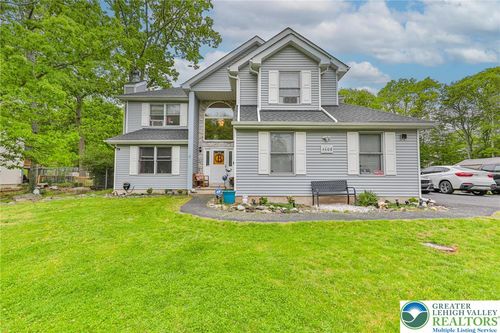 4608 Pine Ridge Dr W, Bushkill, PA, 18324-8428 | Card Image