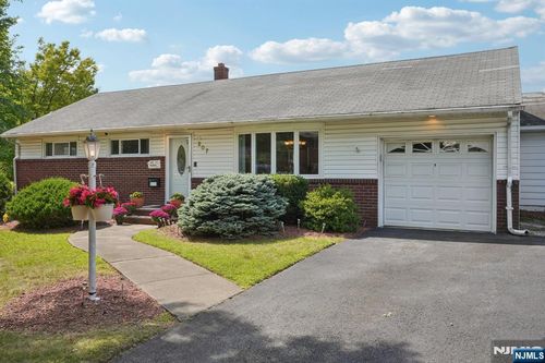 207 Hillcrest Dr, Paramus, NJ, 07652-3208 | Card Image