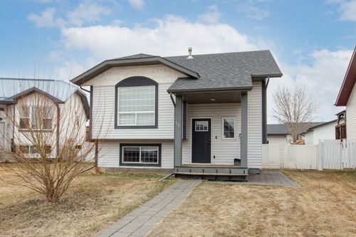 16 Johnson Close, Penhold, AB, T0M | Card Image