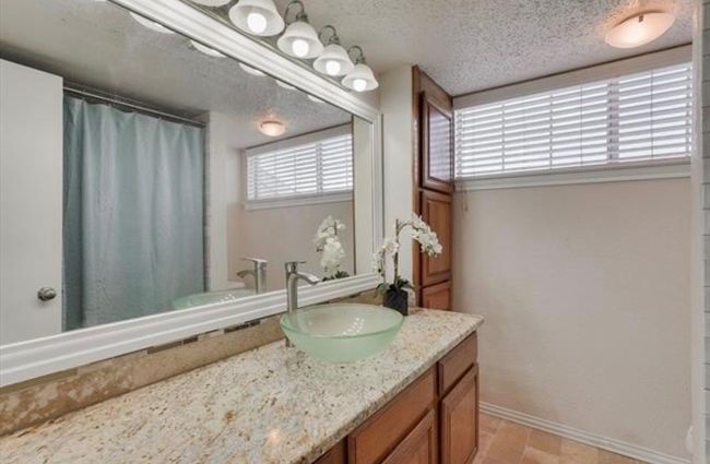 2ND FL Bathroom featuring vanity, a shower with shower curtain, and a textured ceiling | Image 19