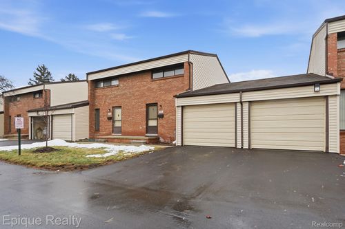 2052 Roman Ct, Warren, MI, 48092-5421 | Card Image