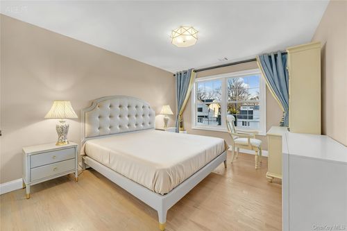 76 Northern Pkwy W, Plainview, NY, 11803-2932 | Card Image