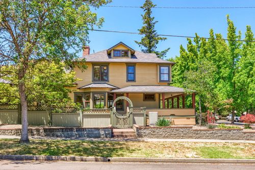 586 B St, Ashland, OR, 97520-2024 | Card Image