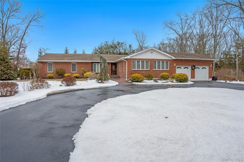 69 Churchill Ln, Smithtown, NY, 11787-3929 | Card Image
