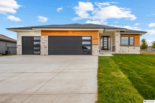 10005 S 180th Avenue Cir, Omaha, NE, 68136-6472 | Card Image