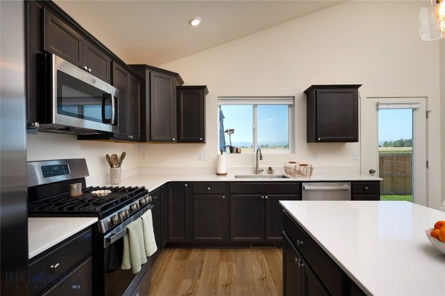 Abundant counter work spaces | Image 12