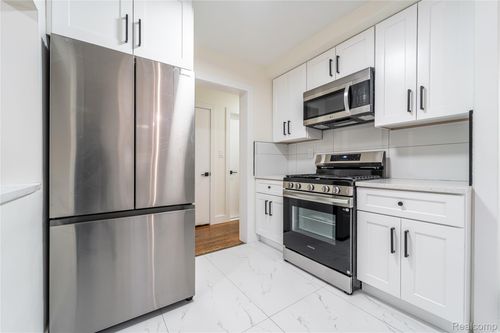 16535 Lincoln Ave, Eastpointe, MI, 48021-3085 | Card Image